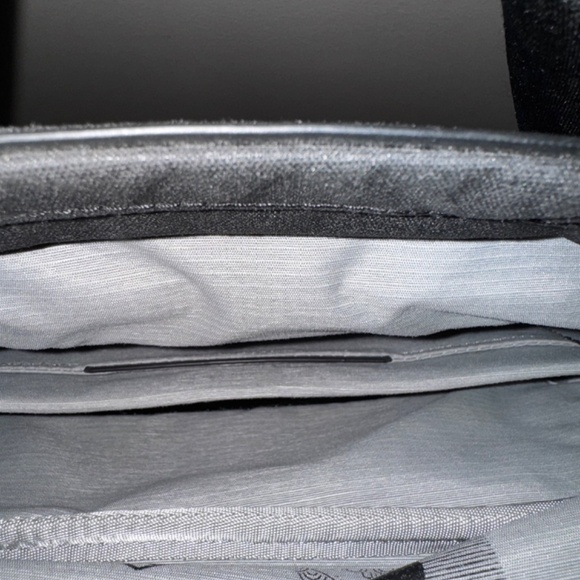 Peak Design Every Day Tote\Backpack Black with Gray Interior - Picture 4 of 16